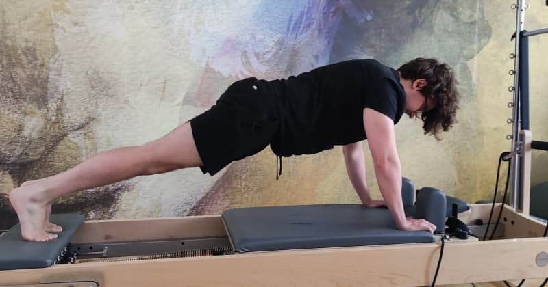 zdjęcie osoby trenującej pilates